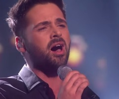 Man Gives Amazing and Powerful Cover Of 'Hallelujah' for His Mother