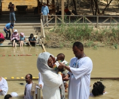 On Eve of Pentecost, Hundreds of Christians From Across the World Gather at the Jordan River in Israel for Praise and Baptisms