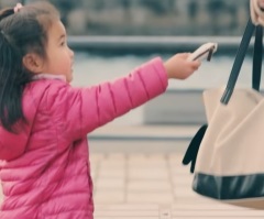 Strangers Drop Their Wallets to See What Would Happen – The Response Will Surprise You!