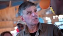 Franklin Graham Asks Where 'Assault on Biblical Marriage Will End' After Democrats Propose Removing Words 'Husband' and 'Wife'