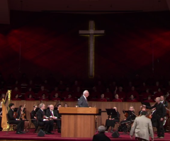 'Prophet' Confronts Pastor John MacArthur With Message 'From God' That He Is 'in Error' Before Congregation