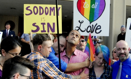 Christian Clerk Kim Davis Sits in Jail as Kentucky County Issues Marriage Licenses to Gay Couples