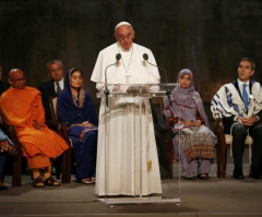 Pope Backtracks on Support for Kim Davis? Vatican Responds