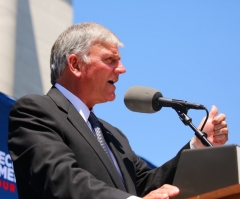 Franklin Graham: 'Hold Your Nose' and Vote for Candidate 'Christians Will at Least Have a Voice With'