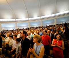 John Piper, JD Greear: Should Parents, Children Attend Church Service Together?