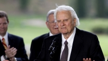 Billy Graham: 2 Things Christians Can Do to Lead Atheist Friends to Jesus Christ