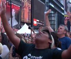 Matt Redman Leads Huge Crowd Singing '10,000 Reasons' in NYC's Times Square (Watch)