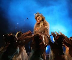 Beyonce Performs at 2017 Grammy Awards Dressed as African Deity Oshun; Dancers Bow Before Her (Video)