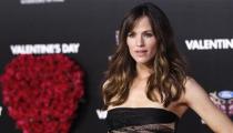 Jennifer Garner Spotted in Church, Chatting With Congregants