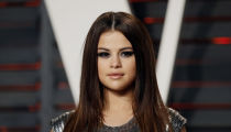 Selena Gomez Praises Carl Lentz and Hillsong; Says Paparazzi Should Respect Privacy When Attending Church (Video)