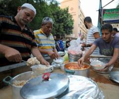 Christians in Egypt Make Meals for Muslims During Ramadan Despite ISIS Violence