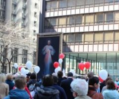 Easter Celebration at Chicago's Daley Plaza to Feature 19-Foot-Tall Cross, Portrait of Jesus