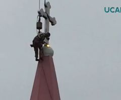 Chinese Communist Workers Sever Church Cross; Church Members Cry Out (VIDEO)
