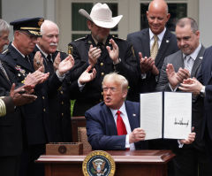 Trump signs executive order incentivizing chokehold bans, policing reforms 