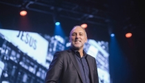 Brian Houston announces plans to revamp management at Hillsong Church