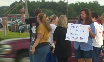  Nurses protest Methodist hospital after over 150 lose jobs for refusing COVID-19 vaccine 