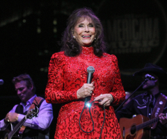 Dolly Parton, country music stars mourn Loretta Lynn: ‘Rest in the arms of Jesus’
