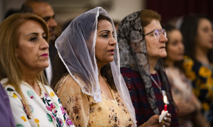 Does I Corinthians say women have to cover their heads?