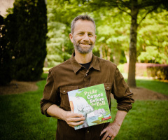 Kirk Cameron – Lighting floodlights in the dark with books