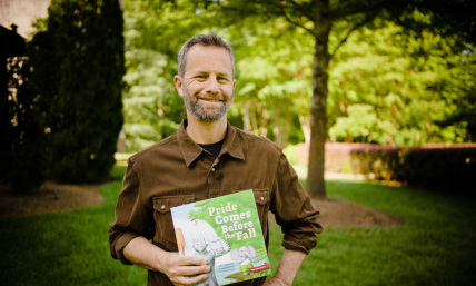 Kirk Cameron – Lighting floodlights in the dark with books