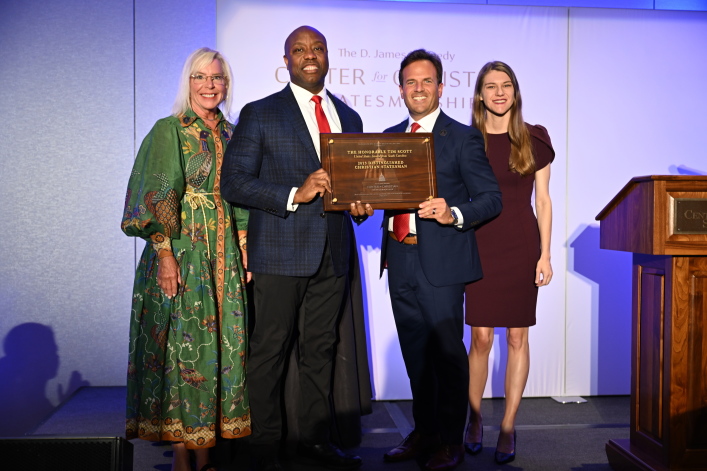 Presidential hopeful Tim Scott honored with Christian Statesman award: 'An obvious choice'
