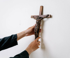 Teacher forced to remove cross, Bible verse from classroom after atheist group complains