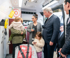  Franklin Graham dedicates 14 ambulances to Israeli medics killed by Hamas