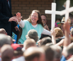 Kim Davis seeks to reverse verdict ordering her to pay $100K damages to gay couple