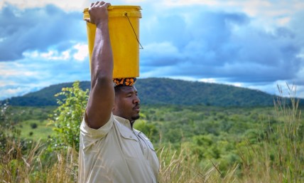 Mother with torn ACL walks 2 hours, carries 45-pound water for children