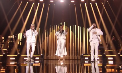 'American Idol' alums pay tribute to Mandisa with performance of 'Shackles': 'Heaven's gain'
