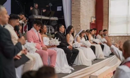 Chicago church hosts wedding for 7 immigrant couples: 'Historic for everybody'
