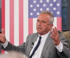 Robert F. Kennedy Jr. suspends campaign, endorses Trump 