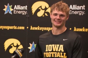 Iowa Hawkeyes receiver credits Jesus after scoring 2 touchdowns in first game