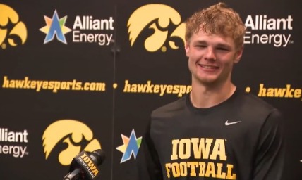Iowa Hawkeyes receiver credits Jesus after scoring 2 touchdowns in first game