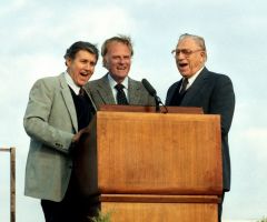 This week in Christian history: George Beverly Shea born, ‘Walk to Canossa,’ James Caughey dies