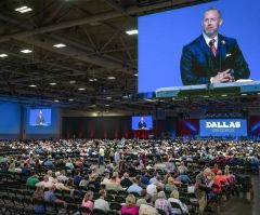 Al Mohler offers prayer for Jennifer Lyell at SBC Annual Meeting