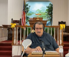 Pastor who lost wife, daughter in Kentucky church shooting makes defiant return