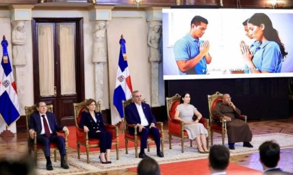 Dominican President Luis Abinader presides over worship at National Palace for Bible Day