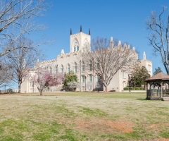 Travel: In Milledgeville, Southern history, small-town charm and Flannery O’Connor’s legacy