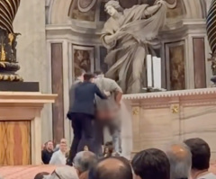 Man pulls down pants to urinate on altar at St. Peter’s Basilica in front of tourists