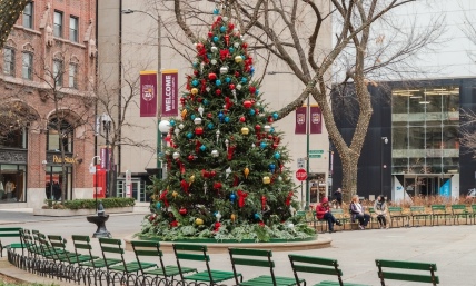 Travel: Festive Chicago confronts a difficult season