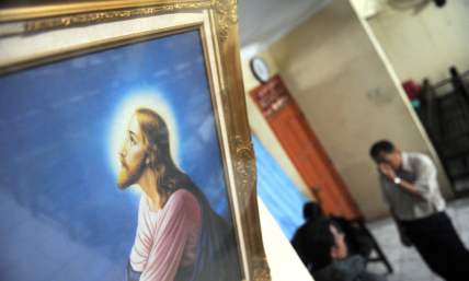 Muslims block Christians from celebrating Christmas in Indonesia as police look on