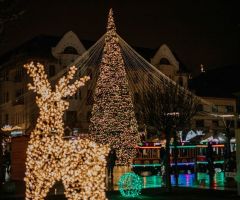 Candlelight, carols and chalk blessings shape Christmas across Eastern Europe