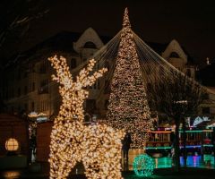 Candlelight, carols and chalk blessings shape Christmas across Eastern Europe