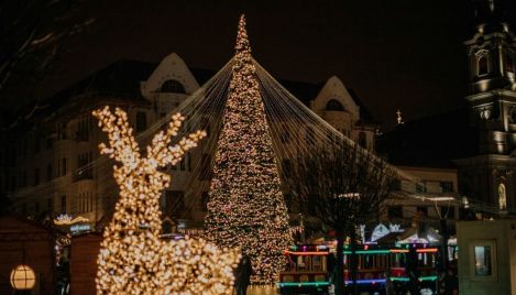 Candlelight, carols and chalk blessings shape Christmas across Eastern Europe