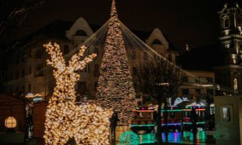 Candlelight, carols and chalk blessings shape Christmas across Eastern Europe