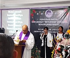 Indonesian church celebrates Christmas despite pressure to cancel service