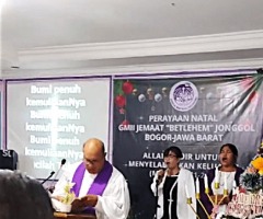Indonesian church celebrates Christmas despite pressure to cancel service