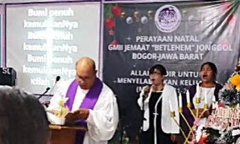 Indonesian church celebrates Christmas despite pressure to cancel service