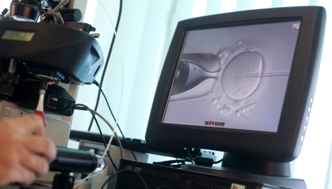 Doctors impregnated wife with another man's semen, lawsuit claims